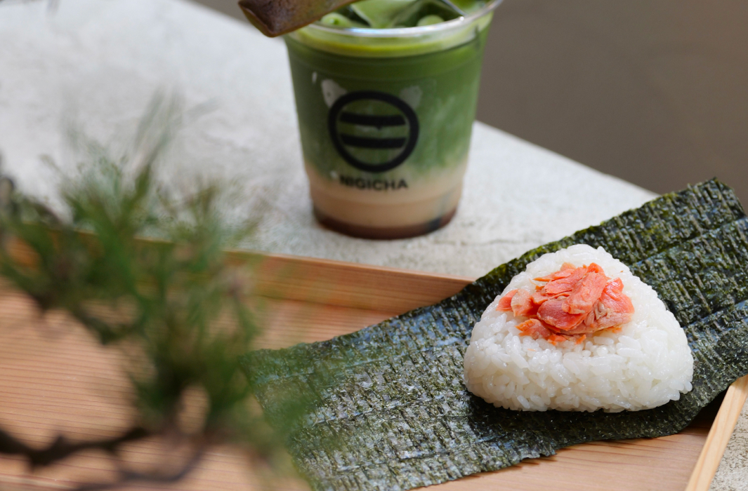 NIGICHA 的饭团与抹茶饮品